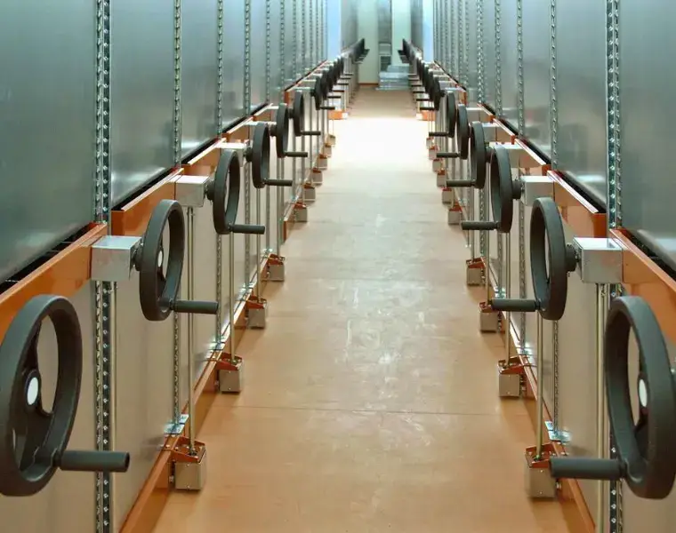 Pojízdné (posuvné) regály vhodné pro instituce, pro archivaci
