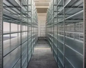 Kovové policové regály vhodné do skladu i archivu