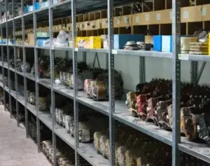 Odolné kovové regály do dílny a servisu