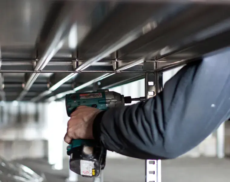 Odborná montáž skladových regálů