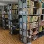 Kovové policové regály VARIMO v archivu