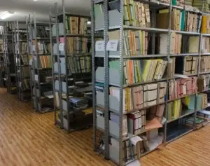 Kovové policové regály VARIMO v archivu