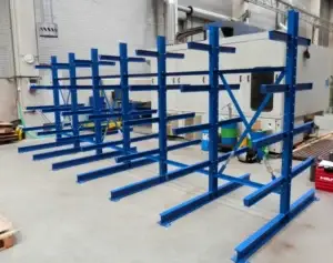 Lakované konzolové regály na míru do skladu, výroby i dílny