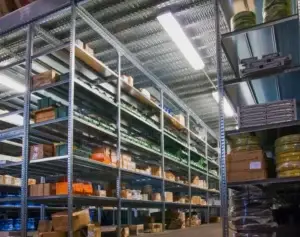 Kovové policové regály VARIMO se zbožím ve skladu
