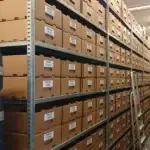 Kovové policové regály VARIMO s krabicemi - vhodné do skladu, archivu i dílny