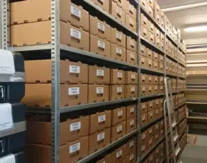 Kovové policové regály VARIMO s krabicemi - vhodné do skladu, archivu i dílny