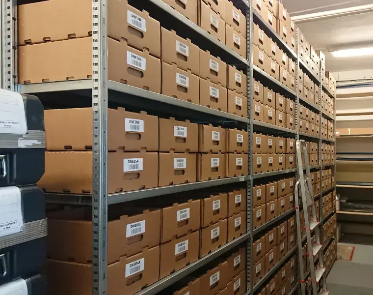 Kovové policové regály VARIMO s krabicemi - vhodné do skladu, archivu i dílny