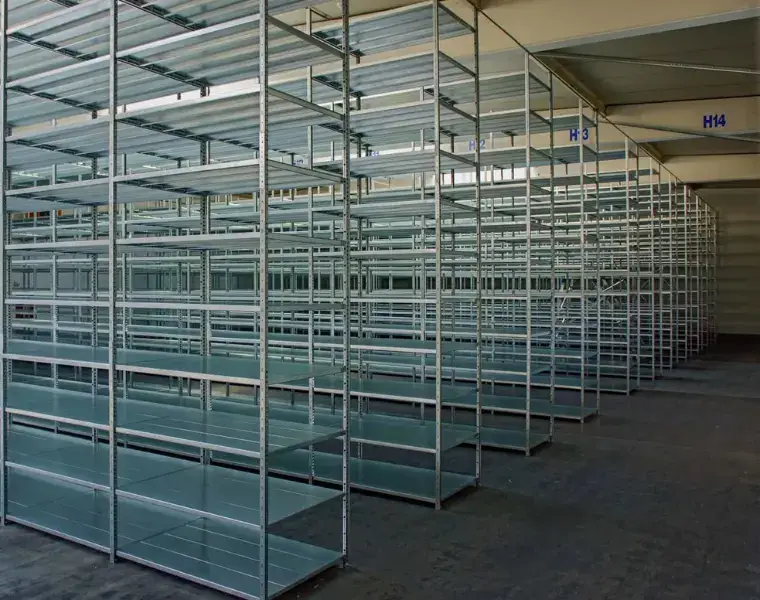 Kovové policové regály VARIMO - vhodné do skladu, archivu i dílny