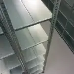 Kovové policové regály VARIMO - detail polic