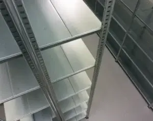 Kovové policové regály VARIMO - detail polic