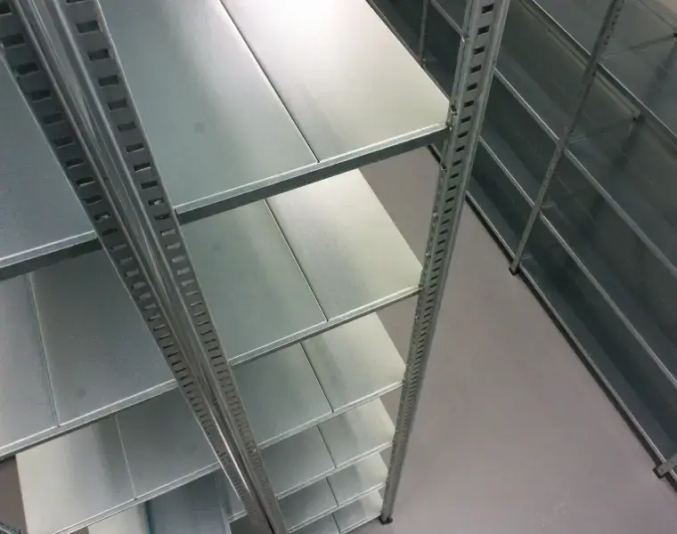 Kovové policové regály VARIMO - detail polic