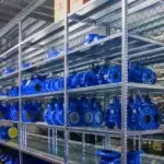 Kovové policové regály do dílny, vhodné na nářadí a pomůcky