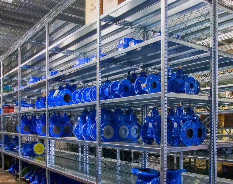 Kovové policové regály do dílny, vhodné na nářadí a pomůcky Kovové policové regály do dílny, vhodné na nářadí a pomůcky