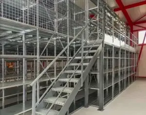 Patrový sklad se schodištěm | E-regaly.cz