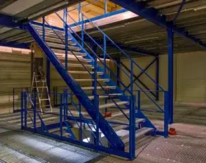 Ocelová patrová plošina ve skladu