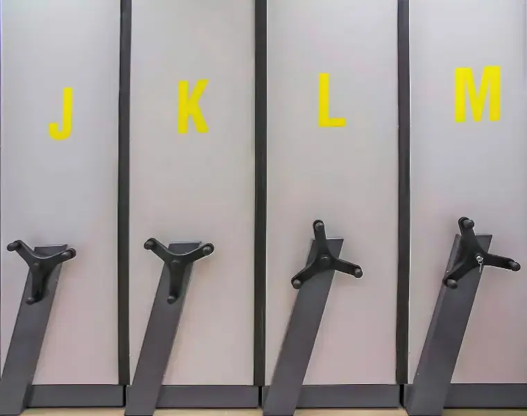 Posuvné regály na míru s bočními výplněmi do archivu, skladu nebo knihovny