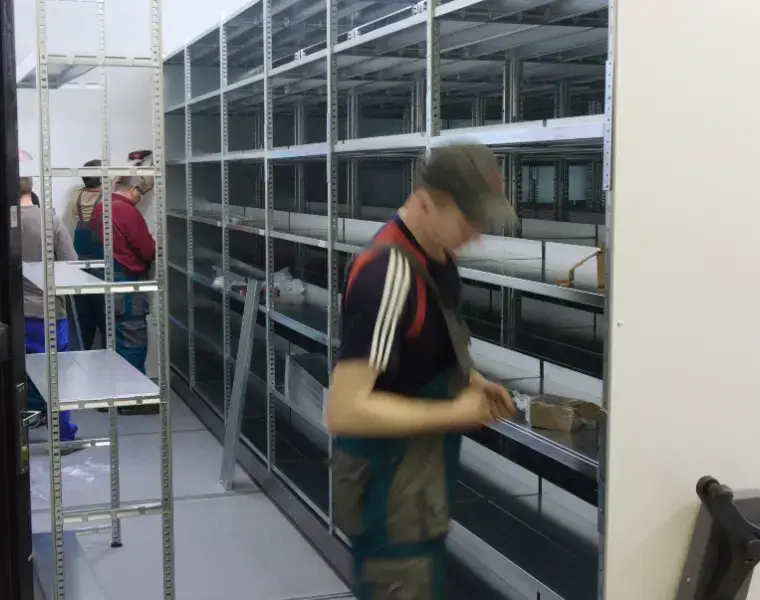 Montáž posuvných (pojízdných) regálů v archivu | E-regaly.cz