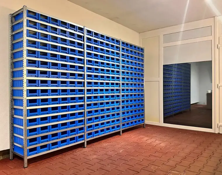 Kovové policové regály s plastovými boxy