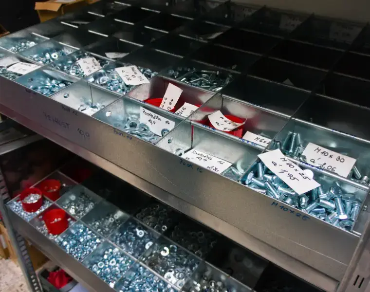 Regály na míru s příhrádkami na drobný materiál