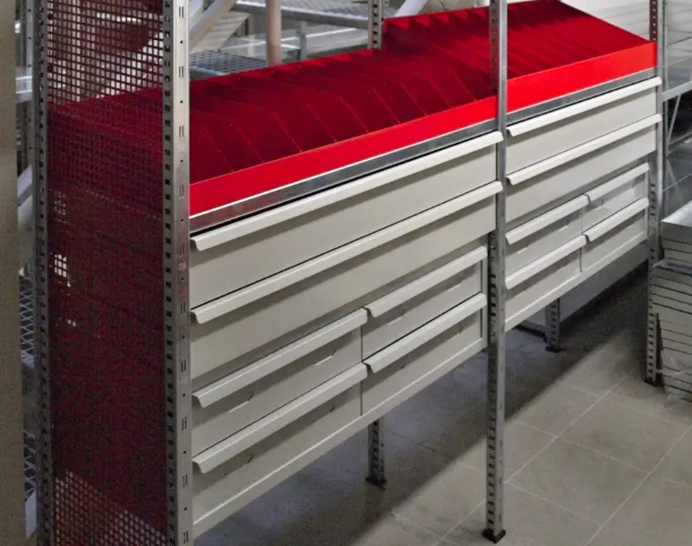 Zásuvkový regál na míru