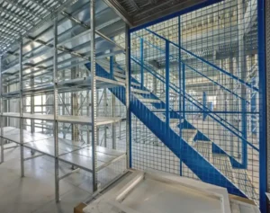 Patrové regály na míru se schodištěm