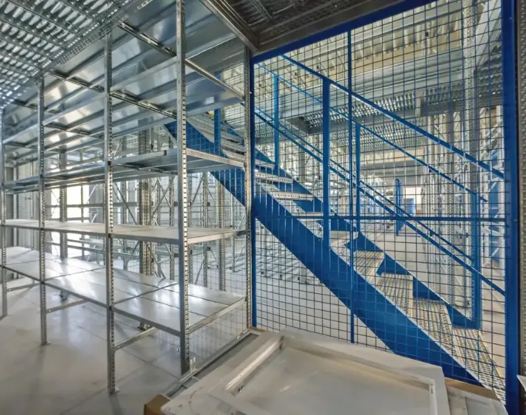 Patrové regály na míru se schodištěm