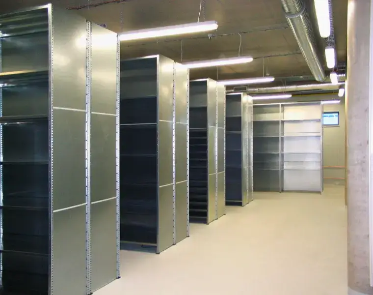 Policové regály s bočními kryty